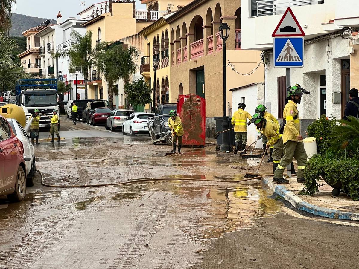 Calles enfangadas y comercios y casas anegadas tras el paso de la DANA por Benamargosa