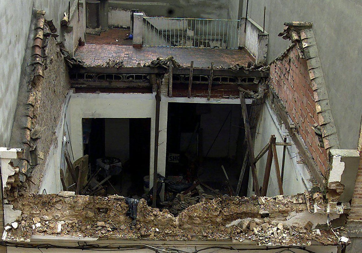 Un edificio con el techo hundido en Burjassot