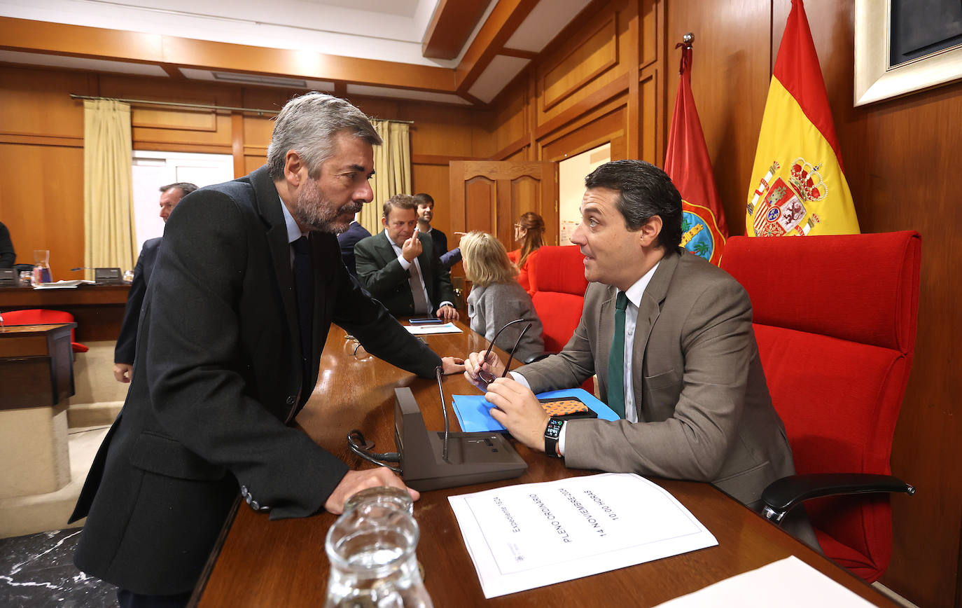 El tenso Pleno del Ayuntamiento de Córdoba que se ha suspendido, en imágenes