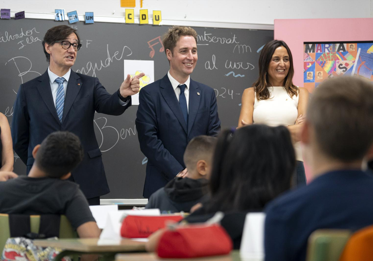 Salvador Illa, presidente de la Generalitat de Cataluña, Jordi Masquef, alcalde de Figueras, y Esther Niubó, consejera de Educación, el 9 de septiembre en la apertura del curso escolar en un colegio de Figueras