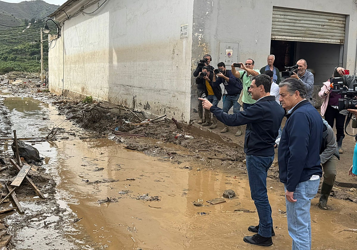 Juanma Moreno, acompañado del consejero Antonio Sanz, durante su visita a Benamargosa