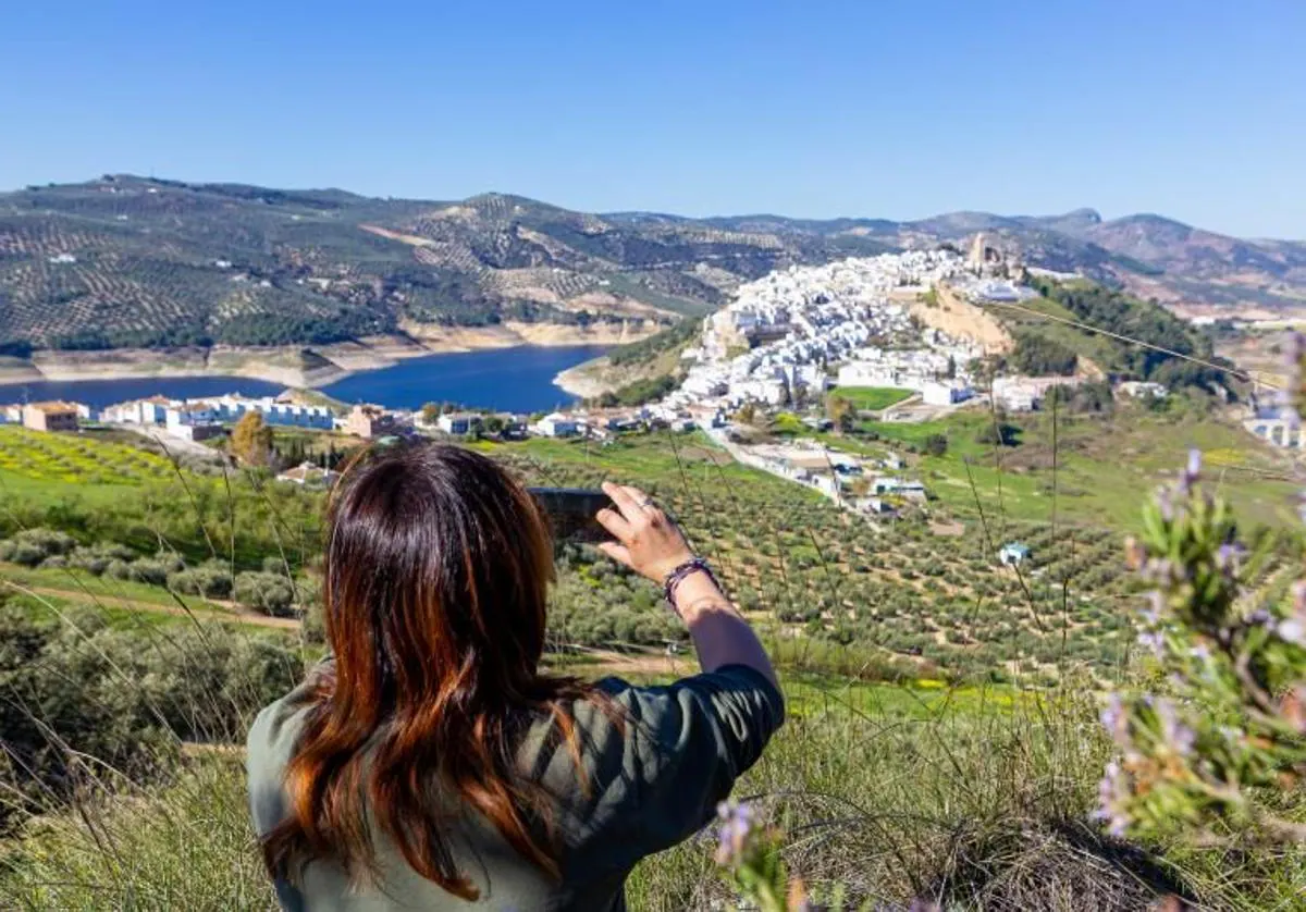 Pantano de Iznájar junto a la localidad que le da nombre