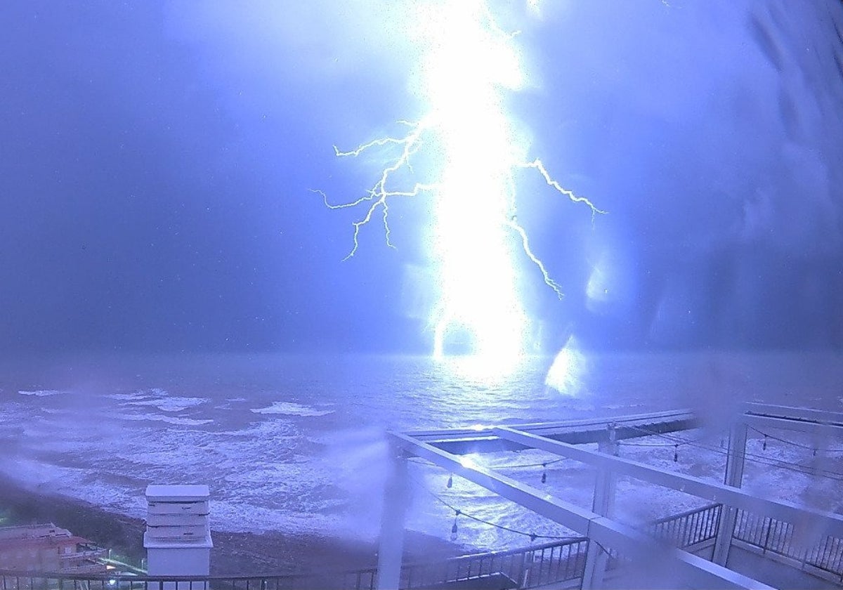 Imagen captada de la tormenta eléctrica en Cullera (Valencia) por la webcam un socio de la Asociación Valenciana de Meteorología