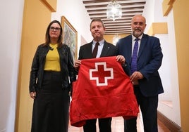 Page exhibe con orgullo un chaleco de Cruz Roja en las Cortes contra las críticas a esta entidad por su labor en la DANA