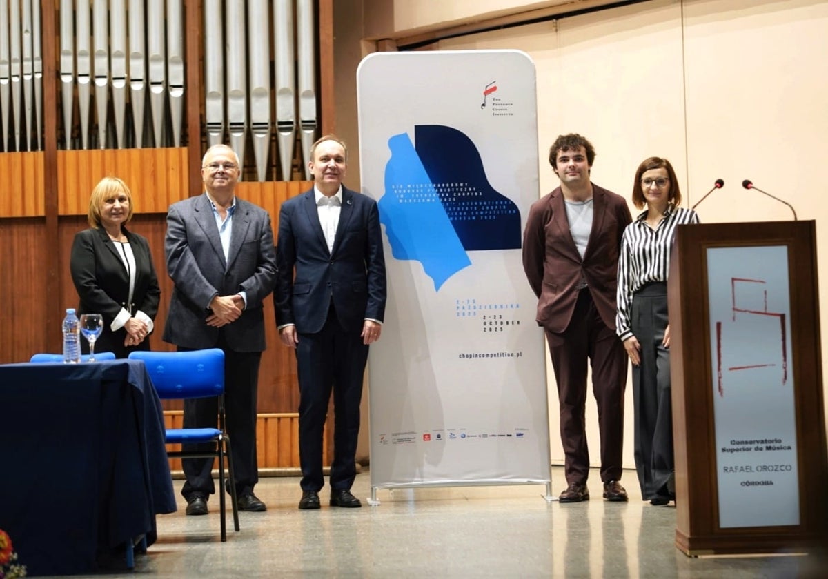 Responsables del Instituto Chopin junto al pianista Martín García y Juan Miguel Moreno Calderón