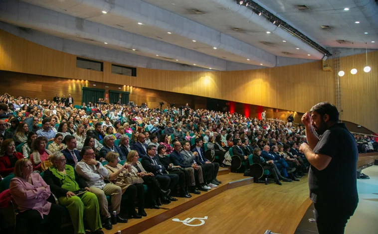 Imagen principal - El presidente de Castilla-La Mancha, Emiliano García-Page, junto a algunos de los galardonados en el acto que se ha celebrado este viernes en Valdepeñas (Ciudad Real)