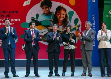 Imagen secundaria 1 - El presidente de Castilla-La Mancha, Emiliano García-Page, junto a algunos de los galardonados en el acto que se ha celebrado este viernes en Valdepeñas (Ciudad Real)