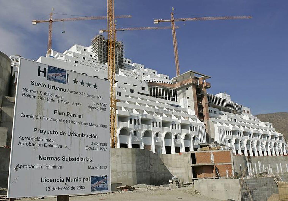 Imagen del hotel Algarrobico levantado en Carboneras
