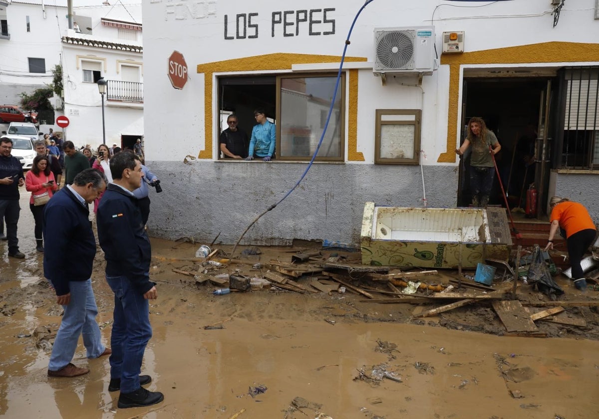 El presidente andaluz, Juanma Moreno, visita una de las zonas afectadas de Málaga