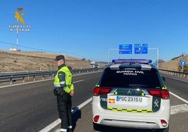 La Guardia Civil investiga a una conductora que atropelló a tres ciclistas en una carretera de Fuente Palmera