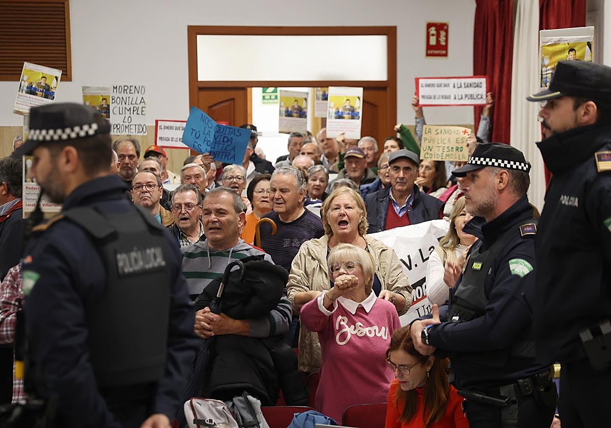 Vecinos de Villarrubia protestan en el Pleno del jueve, que acabó suspendiéndose definitivamente