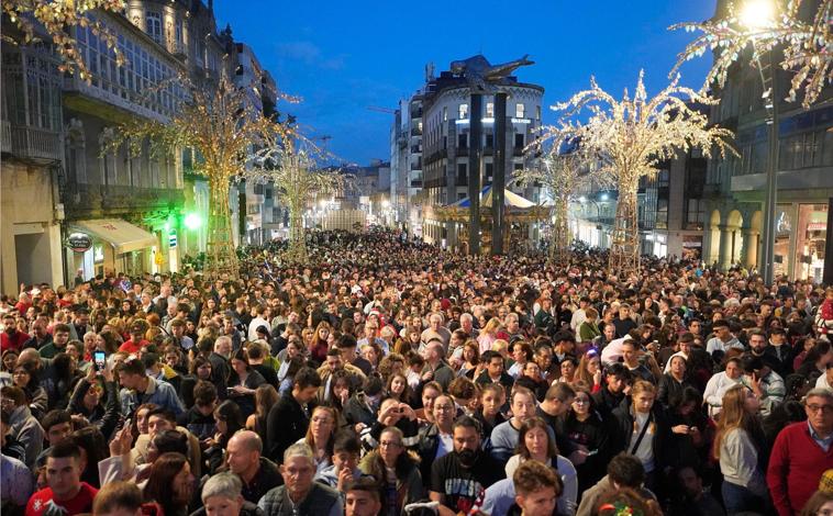 Imagen principal - Se hizo la luz en Vigo y «arrancó la Navidad en el planeta»