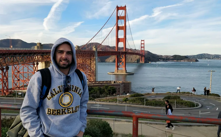 Imagen principal - Arriba: Alonso Marco Valle, con el Puente Golden Gate a sus espaldas/Debajo: Su otra pasión, la salsa, que este joven ingeniero disfruta bailando y tocando con su banda