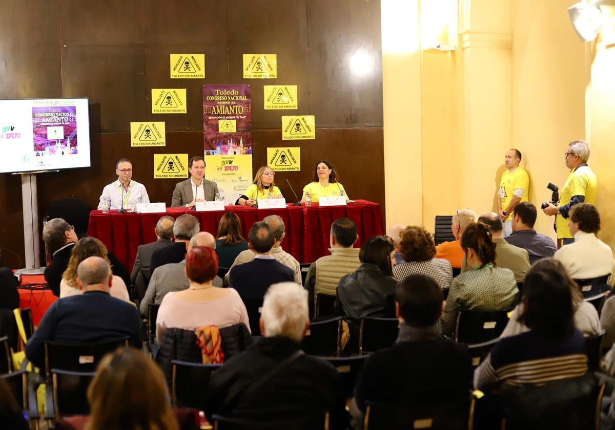 Carlos Velázquez durante la apertura del Congreso Nacional sobre el Amianto
