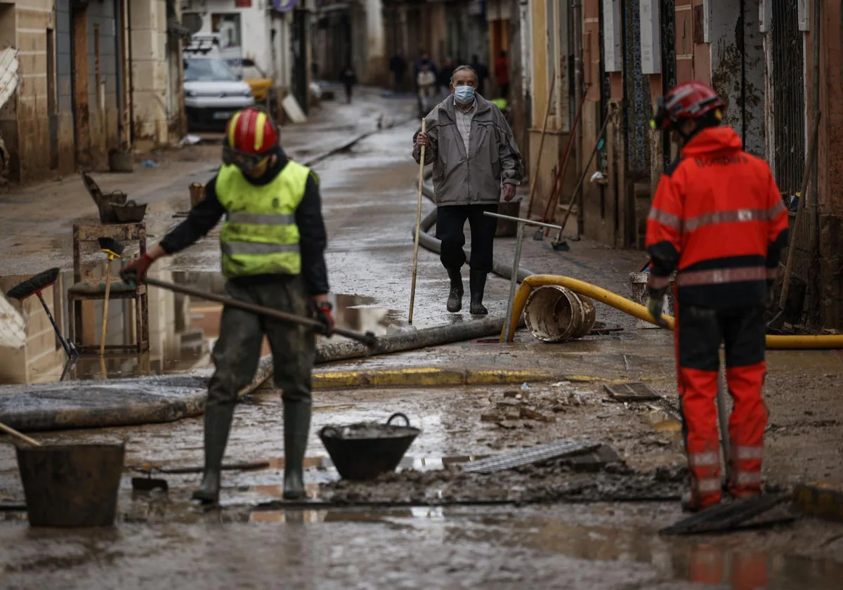 Imagen de efectivos de bomberos en la zona afectada por la DANA en Valencia