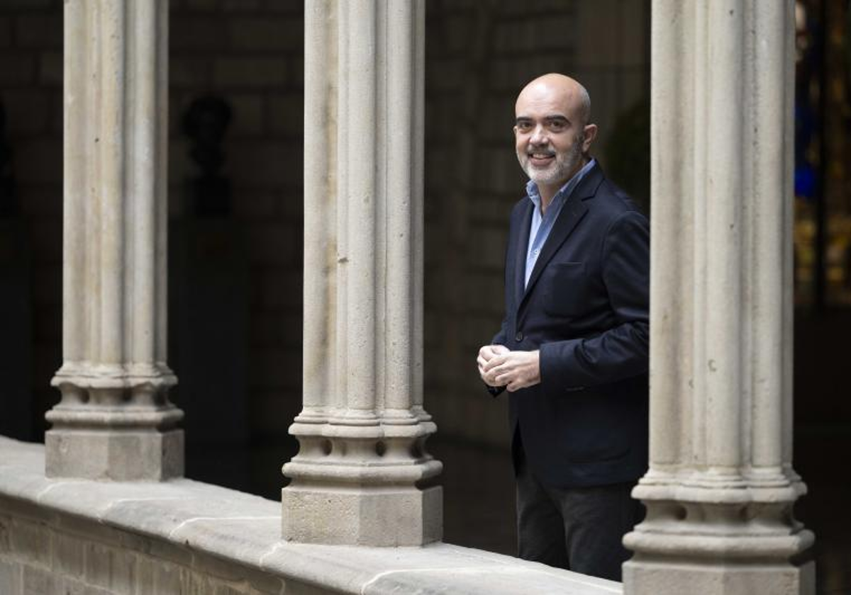 Daniel Sirera, en el Ayuntamiento de Barcelona, posando para ABC