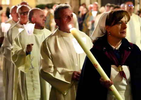 Imagen secundaria 1 - Centenares de antorchas iluminan León a imagen y semejanza de la procesión de Lourdes