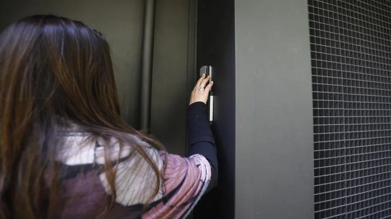 Una joven accede a un alojamiento turístico en Ciudad Jardín