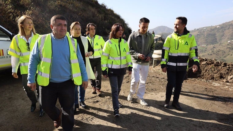 La consejera de Fomento, Rocío Díaz, en una de las carreteras dañadas