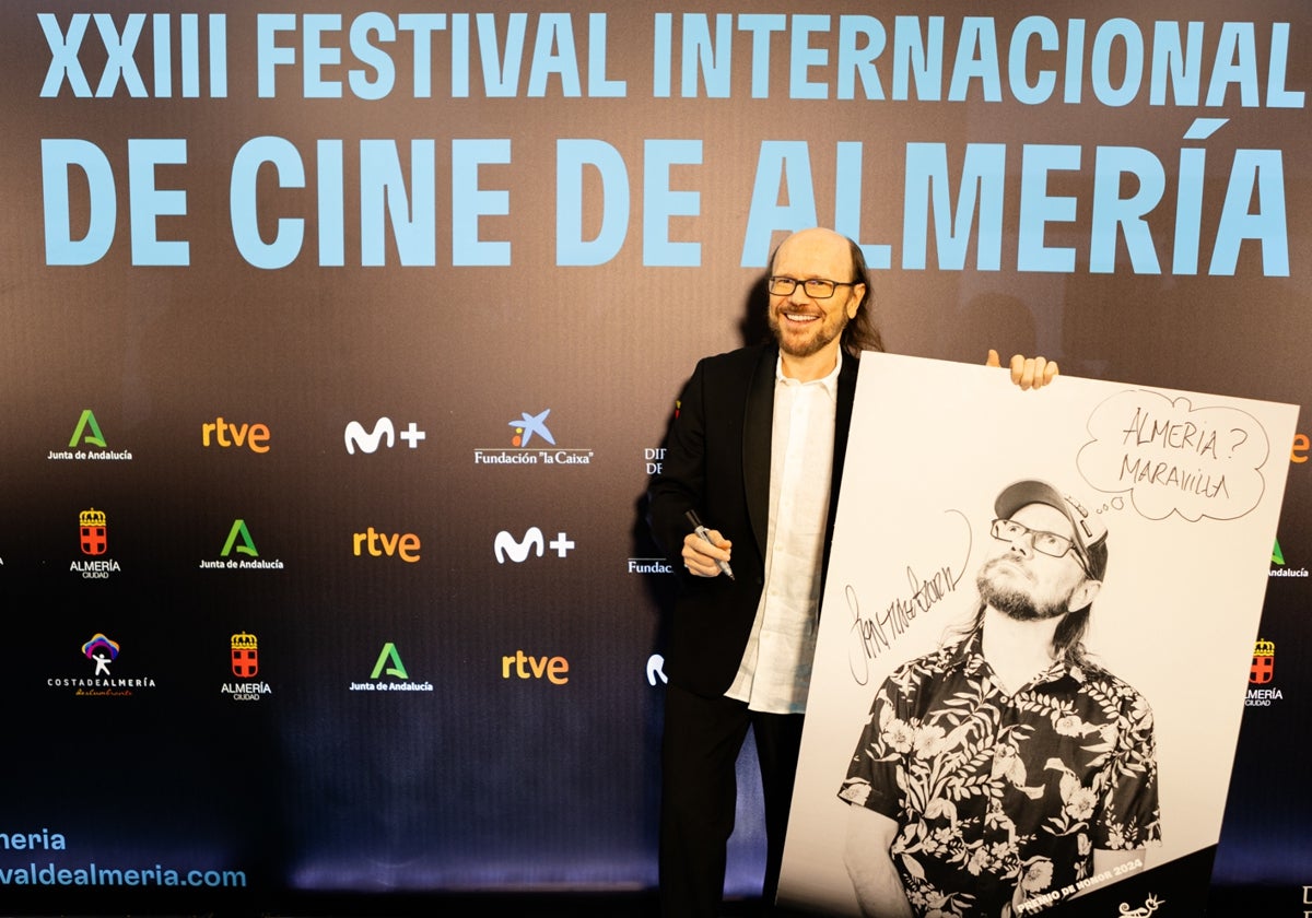 Santiago Segura momentos antes de entrar a la gala de inauguración del Festival de Cine de Almería