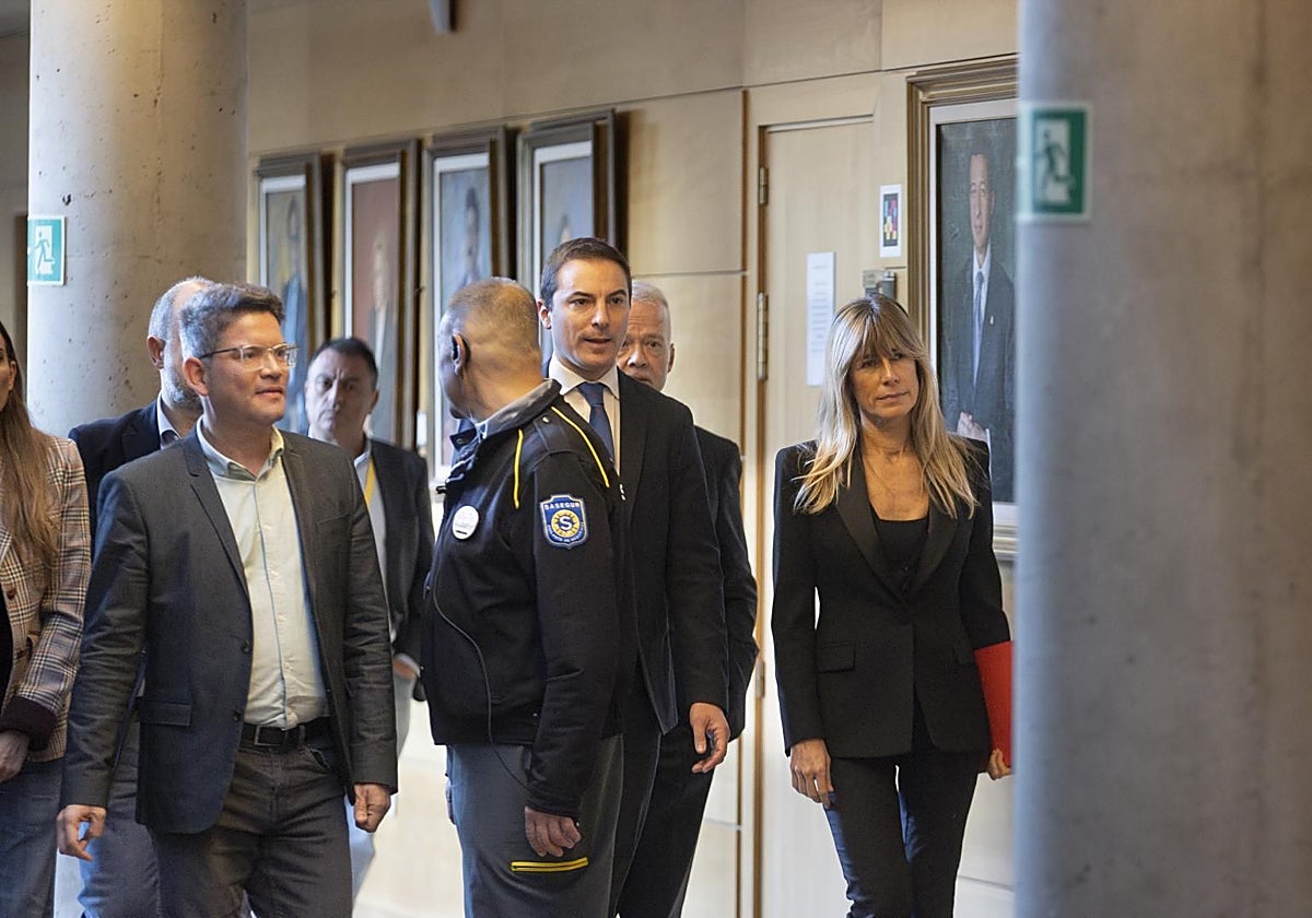 Begoña Gómez, acompañada de Juan Lobato en la entrada de la Asamblea de Madrid el 13 de noviembre