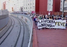 Unas 6.000 personas marchan junto a la vía estrecha de León para reclamar la llegada del tren al centro