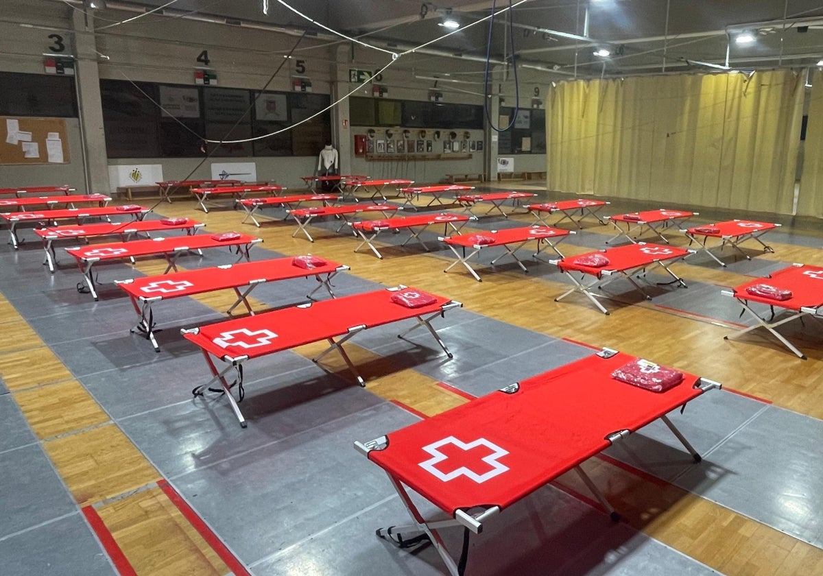 Imagen de un polideportivo de Valencia acondicionado para afectados por la DANA