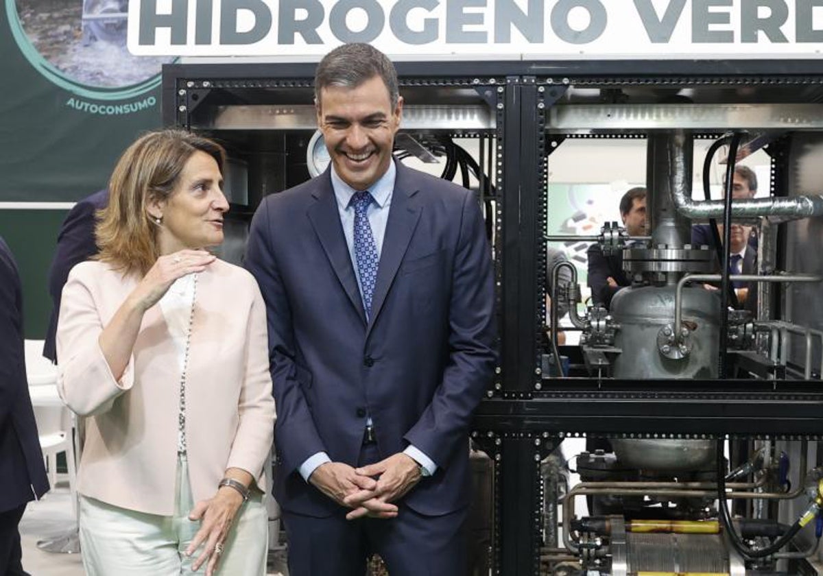 La vicepresidenta Ribera y el presidente del Gobierno, en una feria del vehículo eléctrico