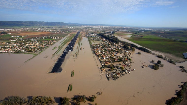 La limpieza del río Guadalquivir a su paso por Córdoba: unos por otros, y el río sin &#039;barrer&#039;