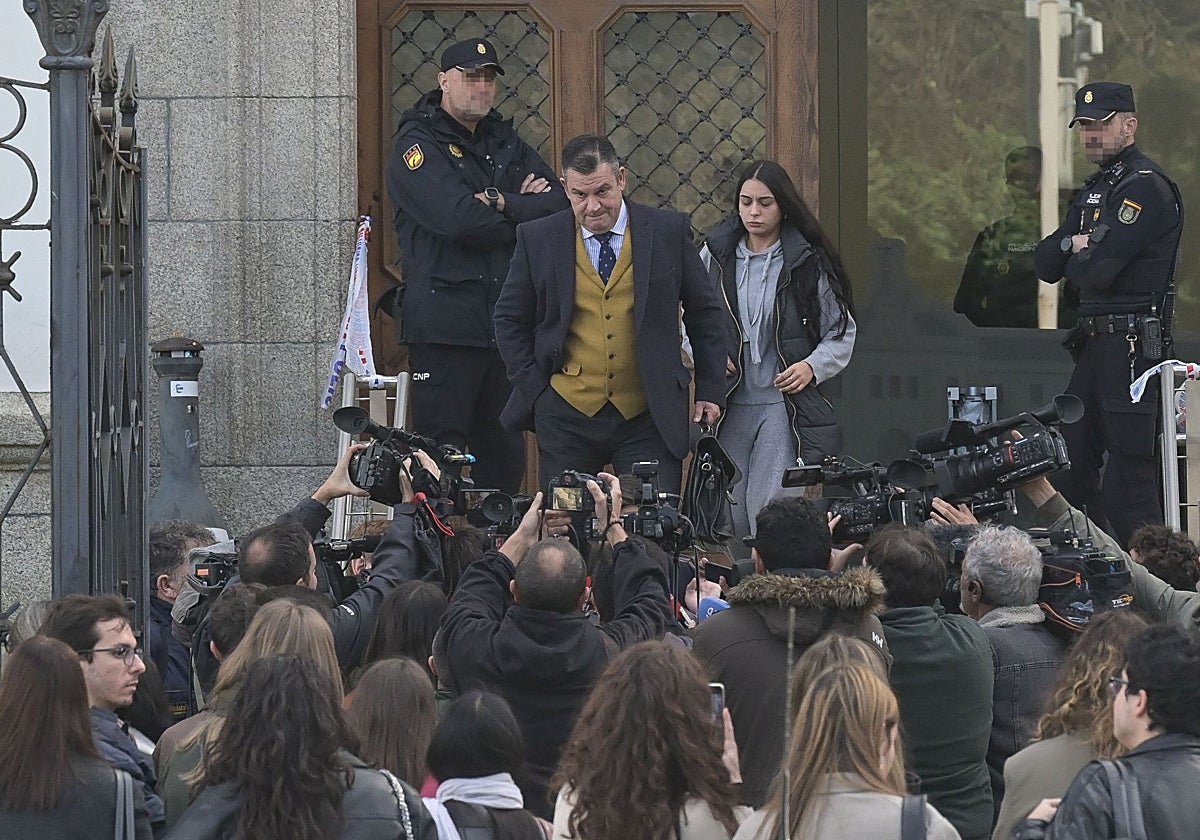 Catherine Silva, abandona los juzgados coruñeses junto a su abogado