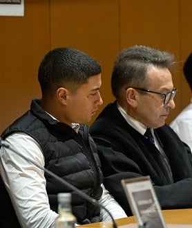 Imagen secundaria 2 - Sobre estas líneas, los tres principales acusados (Freire, Kaio y Diego) durante su declaración. Abajo, Míguez sale de la Audiencia. Derecha, Kaio junto a su abogado, en el banquillo