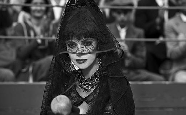 Imagen principal - Arriba, Maribel Verdú en la película 'Blancanieves', de Pablo Berger, que recreó la estética de Romero de Torres. Debajo, uno de los lienzos de 'Poema de Córdoba', de aire bizantino. A la derecha, 'La siesta', del modernismo de su primera etapa