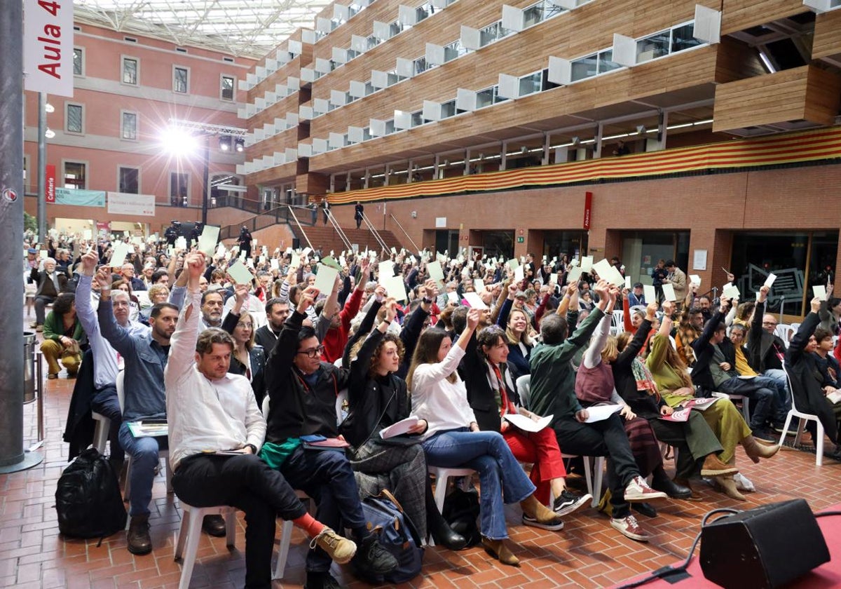 Los asistentes a la Asamblea de los comunes votan, este domingo, una de las resoluciones, en una imagen facilitada por la formación de Catalunya en Comú