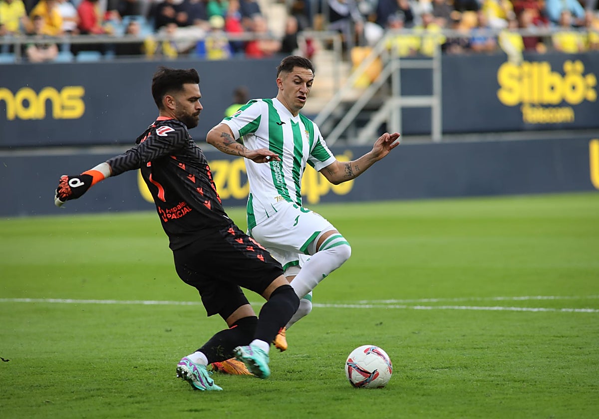 Carracedo pelea el balón con David Gil en Cádiz