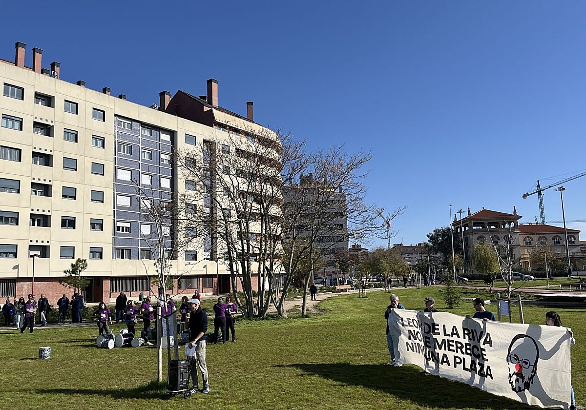 Concentrados para evitar que el exalcalde León de la Riva tenga una plaza dedicada