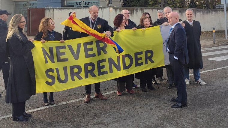 Boye, junto a un grupo de abogados a las puertas de la Audiencia Nacional