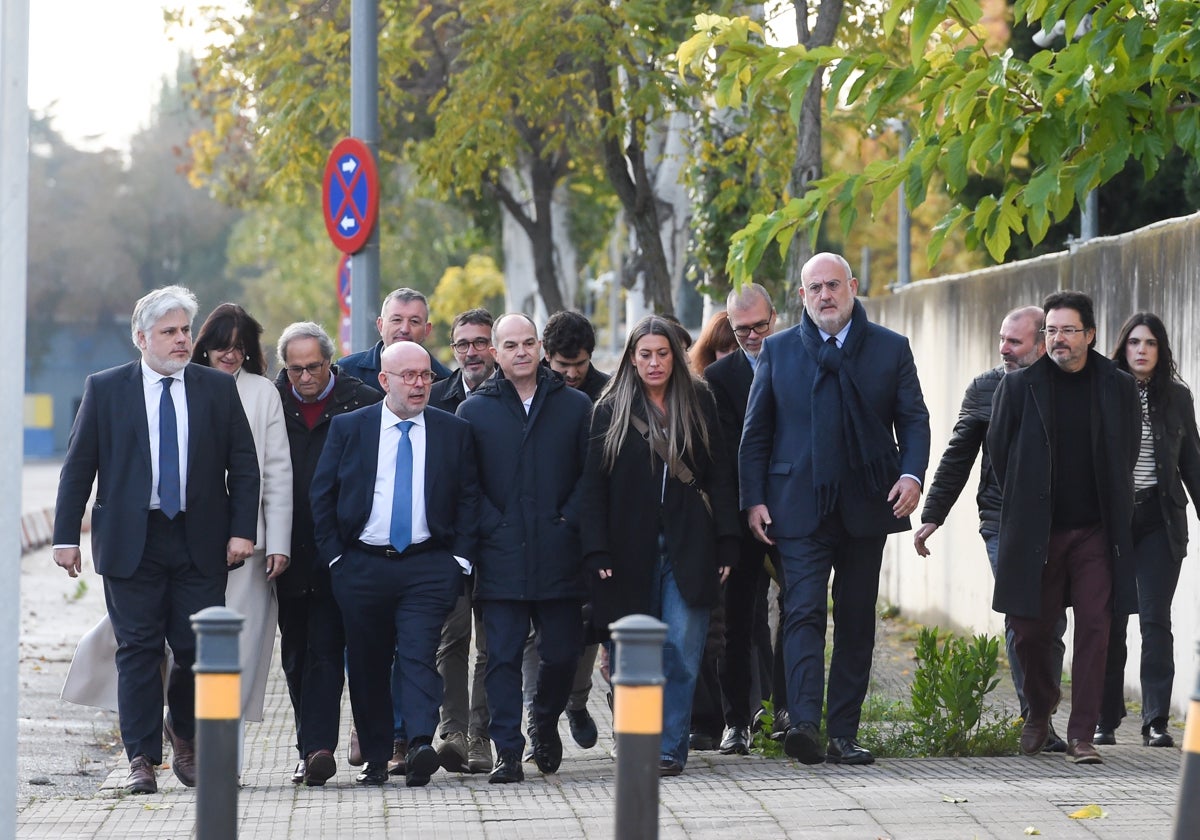 Gonzalo Boye, a las puertas de la sede de la Audiencia Nacional de San Fernando de Henares junto a miembros de Junts