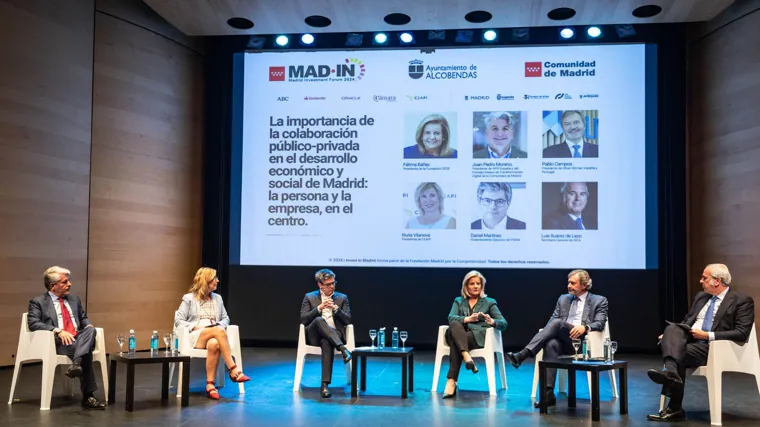 Juan Pedro Moreno, Nuria Vilanova, Daniel Martínez, Fátima Báñez, Pablo Campos y Luis Suárez de Lezo (moderador)