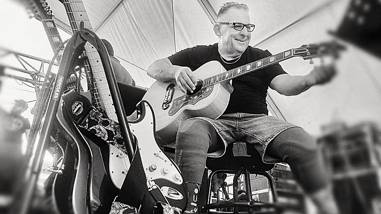 Juan José Cabrizo tocando la guitarra