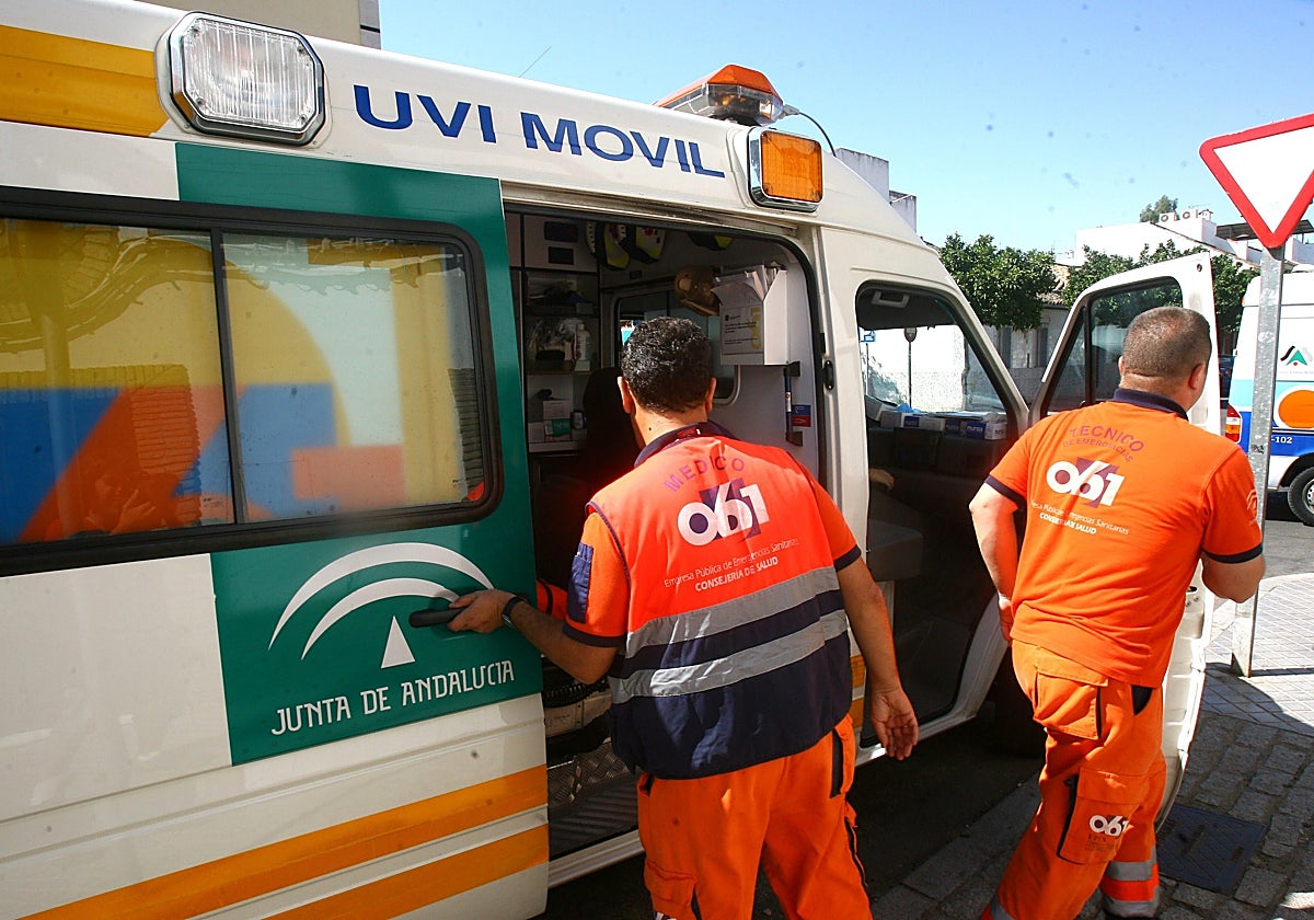 Operarios sanitarios durante un servicio