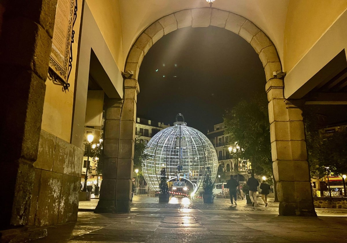 La gran bola de Navidad instalada en la plaza de Zocodover