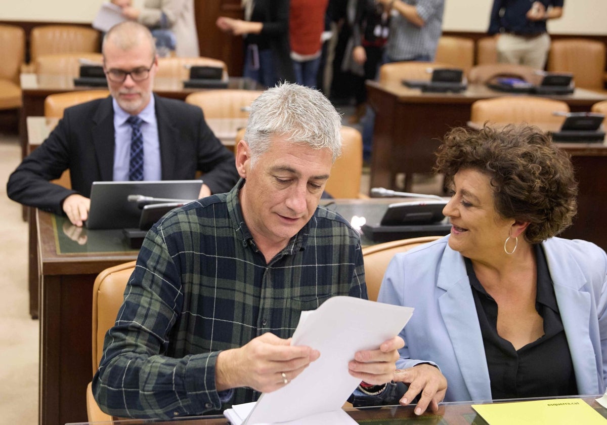 Los diputados Oskar Matute y Pilar Vallugera, de Bildu y ERC, delante del de Junts Josep Maria Cruset, este lunes, en la Comisión de Hacienda del Gobierno