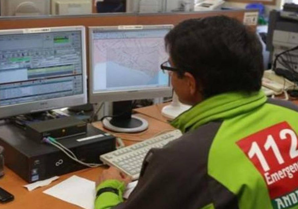 Un operador del servicio de Emergencias del 112, en una imagen de archivo