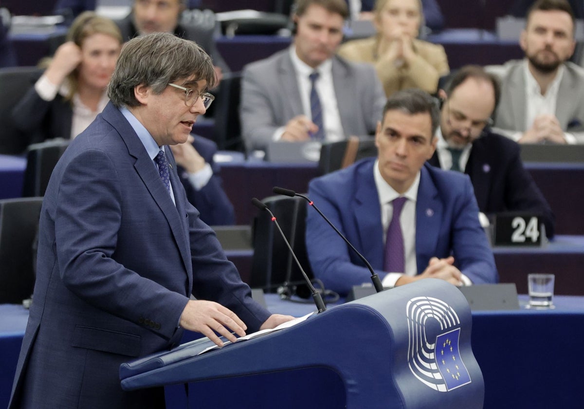Sánchez escucha a Puigdemont en 2023 en un pleno europeo