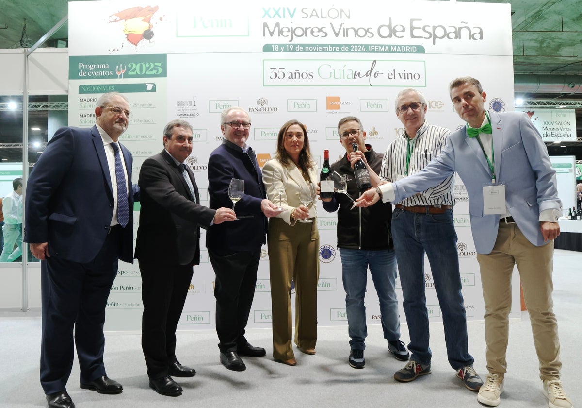 La consejera de Agricultura, Ganadería y Desarrollo Rural, María González Corral, junto a representantes de bodegas de Castilla y León, asiste a la inauguración del XXIV Salón Peñín de los Mejores Vinos de España