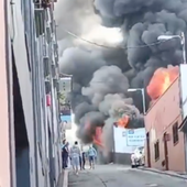 Extinguido el aparatoso incendio en un almacén en La Orotava (Tenerife)