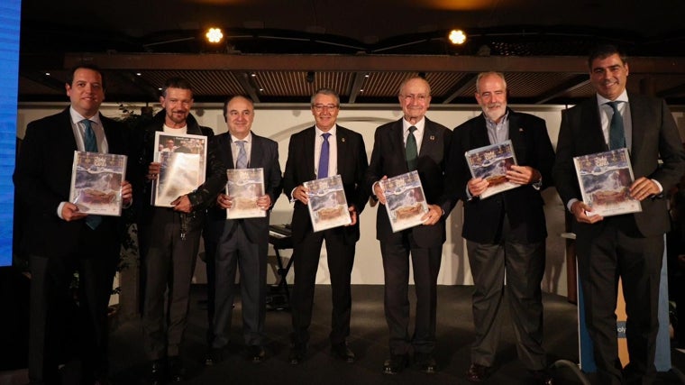 Juan Carlos Ramos Picchi, de Holy Cards, Antonio Banderas, Juan Ignacio Zafra, director territorial de Caixabank, Francisco Salado, presidente de la Diputación de Málaga, Francisco de la Torre, alcalde de Málaga, y José Carlos Garín, presidente de la Agrupación de Cofradías de Màlaga