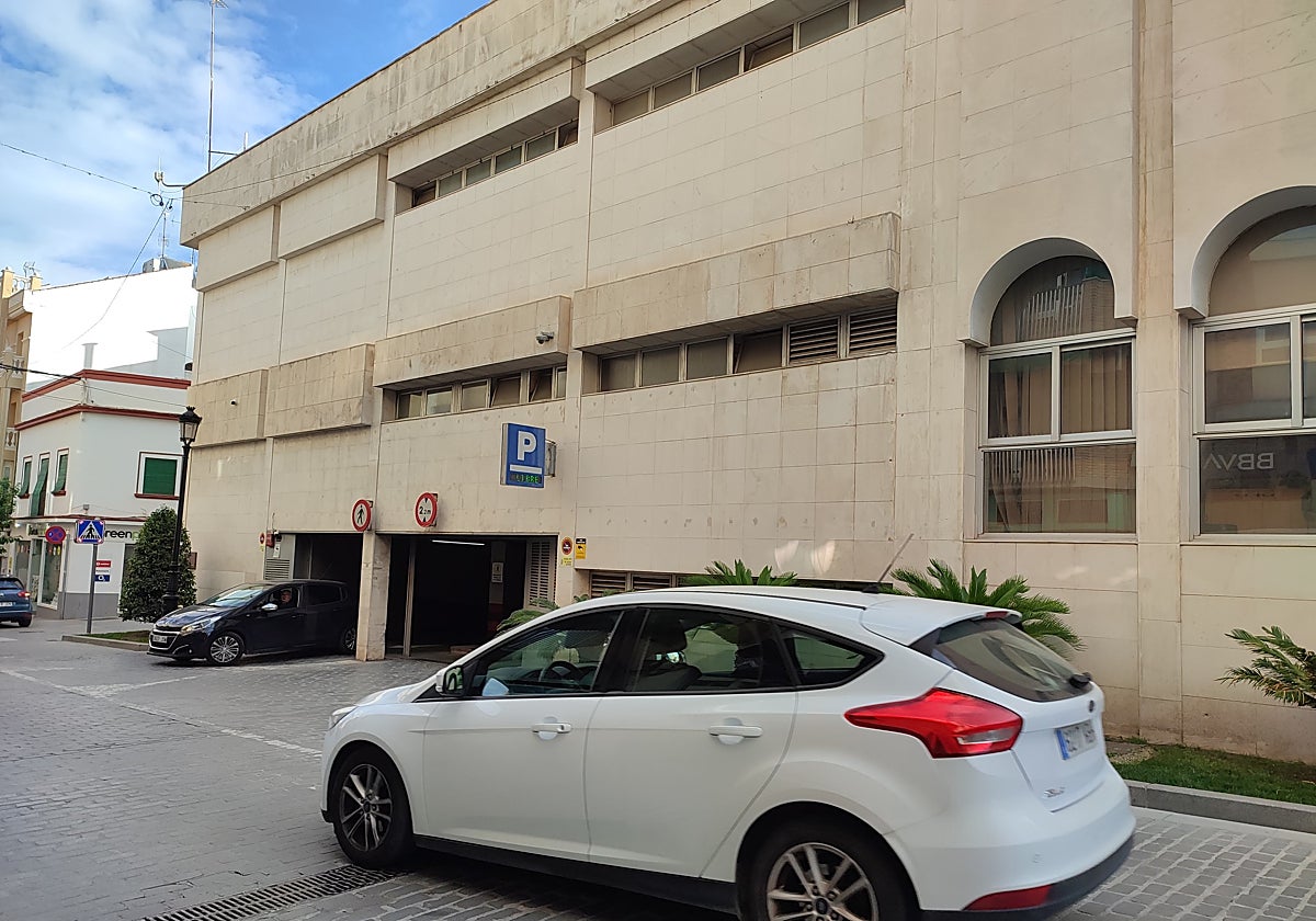 Vehículos entran y salen del aparcamiento de la Plaza Nueva