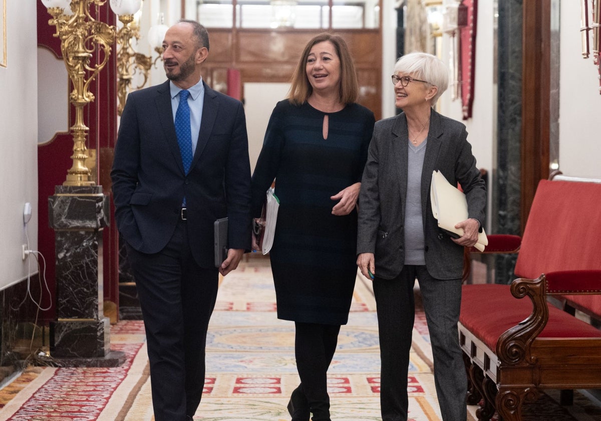 Los socialistas Alfonso Rodríguez Gómez de Celis, Francina Armengol e Isaura Leal, este martes, a su llegada a la reunión de la Mesa del Congreso