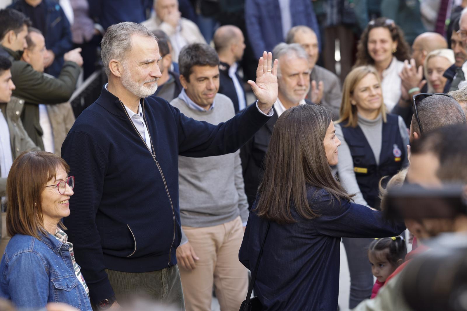 Los Reyes saludan en Chiva con la presencia de Angel Victor Torres, Carlos Mazón y otros políticos